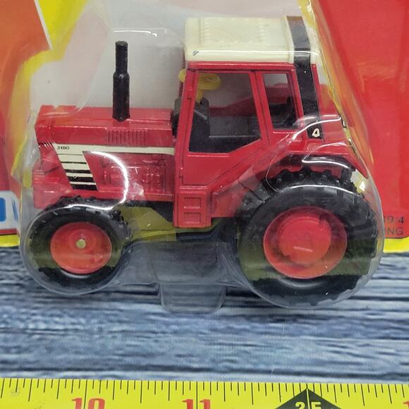 Vintage Unbranded die-cast pull and go red/white farm tractor sealed 1/43 scale - Picture 3 of 8